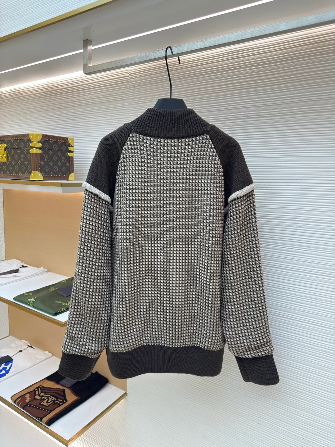 LOUIS VUITTON jacquard 3D pilot plaid sweater ●Original version: 29100 purchase and development ●Item number: 1680703-C10 ●Fabric: cotton wool fabric ●Technology: jacquard knitting ●Version: fitted version ●Weight: about 1565 grams ●Size: S-M-L-XL ●Description: Made of 100% cotton wool, lining is 100% rayon. This style is made of custom-dyed wool yarn, and the off-white color is matched with the same color as the original. The plaid is woven by an imported machine, showing a 3D jacquard effect. The embroidery adopts 3D three-dimensional embroidery, and the original effect is embroidered according to the brand's iconic logo on the chest. The number of stitches is about 4600, the buttons are made of natural resin pearl buttons, and the bottom is equipped with a metal seat. From the Spring/Summer 2025 show, this cotton bomber jacket features a distinctive LV Stitch jacquard pattern that traces the miniature LV logo, while elegant ribbing outlines the collar, raglan sleeves and pockets. The Marque L.Vuitton DÃéposée patch is the finishing touch, and the pearlescent buttons add a dandy feel, making it a perfect layering choice during the changing seasons. The overall wiring is straight and delicate, the fabric is comfortable and soft, and the color is consistent without color difference. It can be matched with the same style to create a fashionable look and control various occasions. Customized accessories, complete with three standards, same style for men and women!